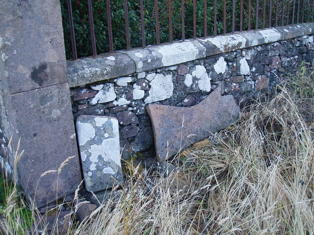 NG20NE0001 burial ground  incised stones (aug 07).JPG