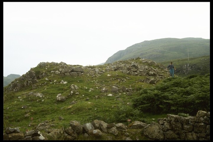 NG33NE0002 - Broch, Dun Diarmaid, Skye.jpg