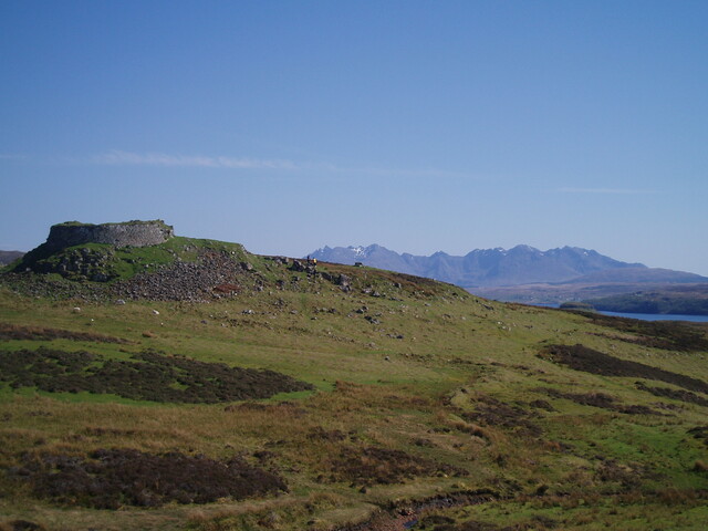 NG33NW0003 Dun Beag Broch.JPG