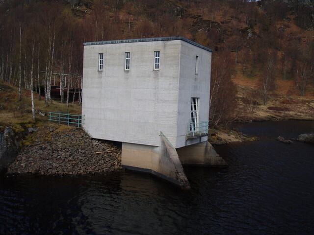 NH35NE0030 Loch Luichart dam 1(10.04.07).JPG