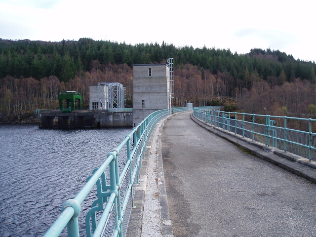 NH35NE0030 Loch Luichart dam 2 (10.04.07).JPG