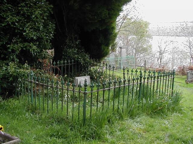 NH53SE0004 - Burial enclosure.JPG