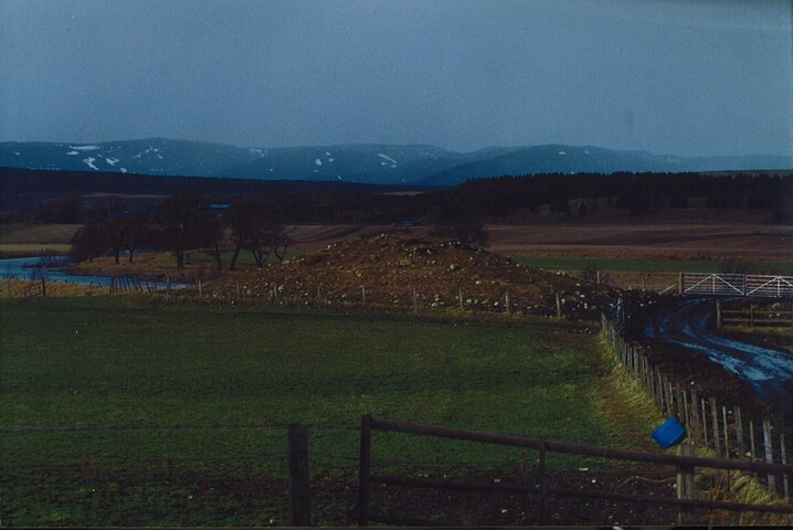 NH92SE0011 - Cairn, Easter Gallovie.jpg