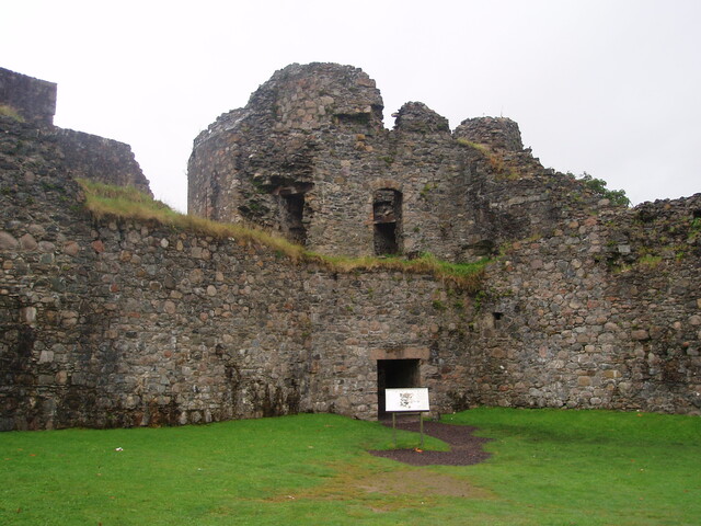NN17NW0001 - Inverlochy Castle_02.JPG