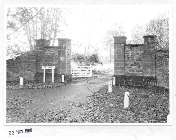 Beaufort Castle, East Lodge - gatepiers.jpg