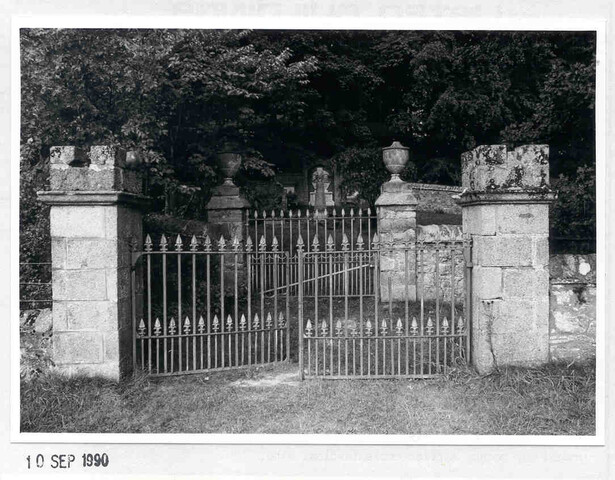 Cladh Cluanaidh - photograph.jpg