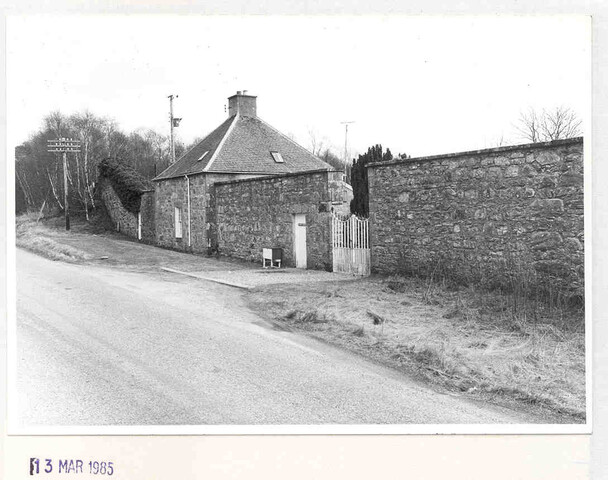 Rosehall Gatelodge - photograph.jpg