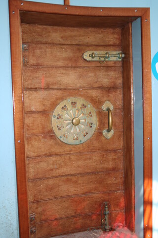 13 Door to external walkway.JPG