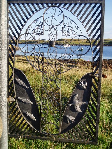 NG20NE0029 Church of Scotland (aug 07) gate detail.JPG