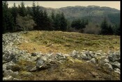 NG83SW0002 - Fort, Carn na Sean-Chreige, Lochalsh 1.jpg