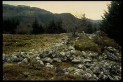 NG83SW0002 - NW Side Wall, Fort, Carn na Sean-Chreige, Lochalsh.jpg