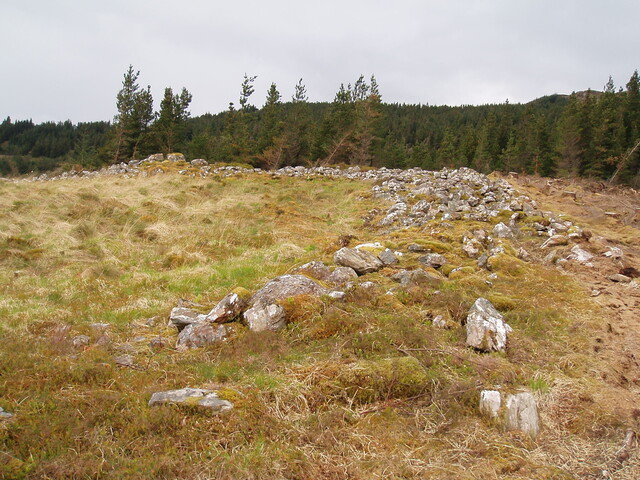 NG83SW0002 Carn na Sean Chreige fort general.JPG