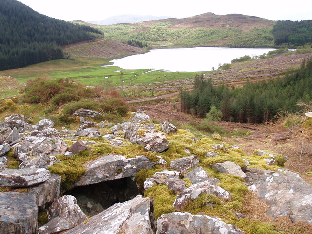 NG83SW0002 Carn na Sean Chreige fort showing lintel.JPG