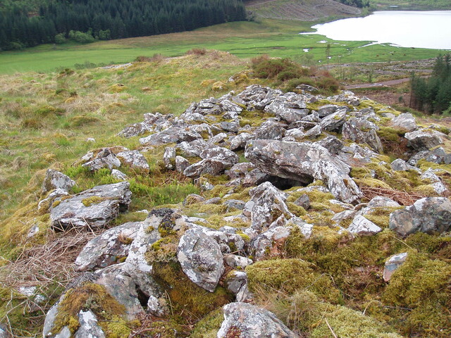 NG83SW0002 Carn na Sean Chreige fort with lintel.JPG