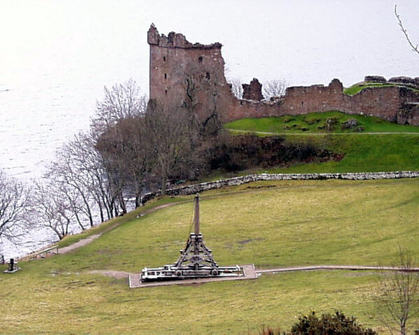 NH52NW0005 - Urquhart Castle.jpg