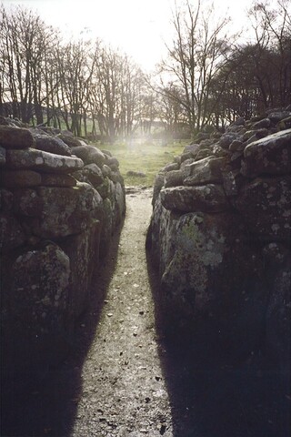 NH74SE0001 - Balnuaran of Clava, cairn passageway02.jpg