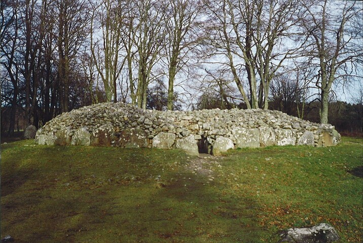 NH74SE0001 - Balnuaran of Clava, cairn.jpg