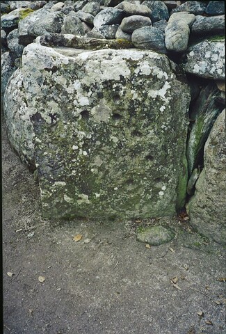 NH74SE0004 - Balnuaran of Clava, Cupmark stone.jpg