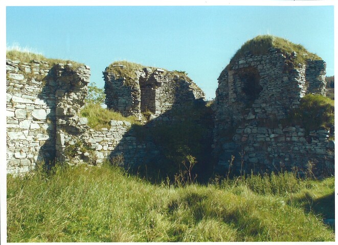 NH93NE0001 - Lochindorb Castle 2006 - The Keep.jpg
