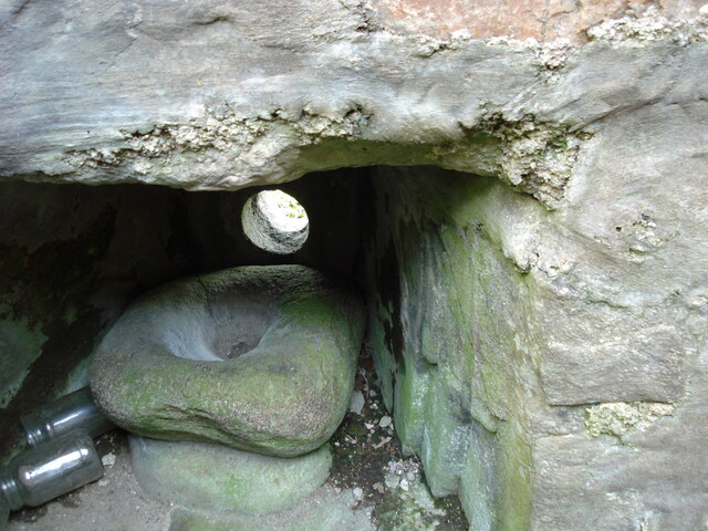 NM68NE0001 St Maelrubhas Chapel font (april 07).JPG