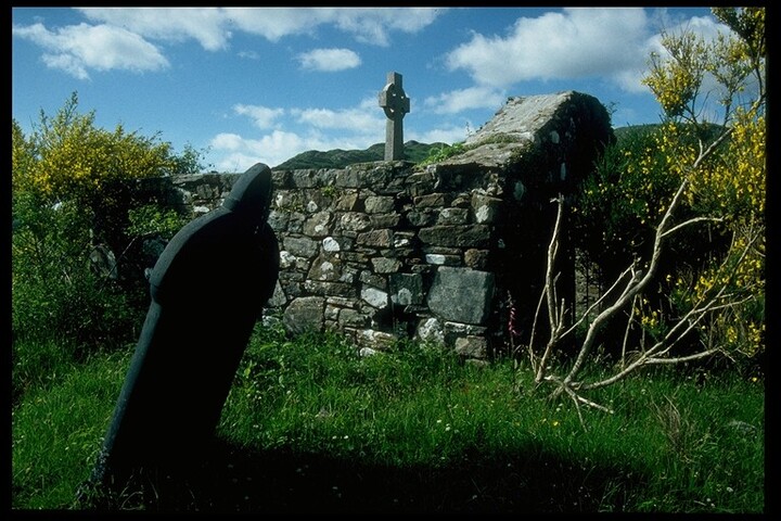 NM76NE0001 - St Finnan's Chapel, Eilean Fhianain 2.jpg