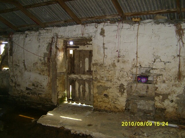 Photo 9 - Internal View on Front Wall.JPG