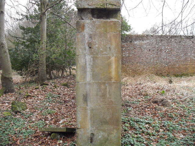 MHG15492 Walled garden SE extension of wall.JPG