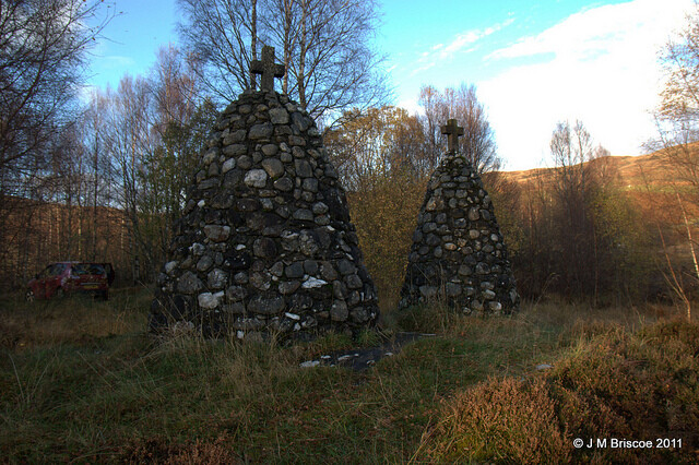 Cairns on road to Cille Choirill church_6313042321_m.jpg