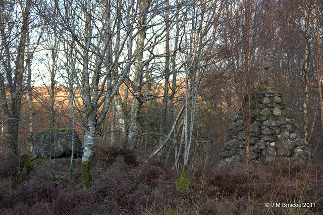 Cairns on road to Cille Choirill church_6313044443_m.jpg