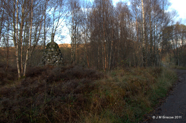 Cairns on road to Cille Choirill church_6313565304_m.jpg