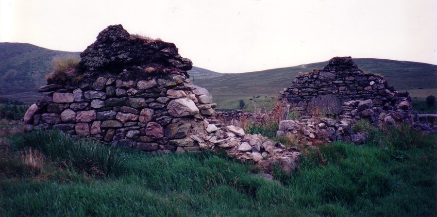 MHG15429 Glenkirk cruck building 3.JPG