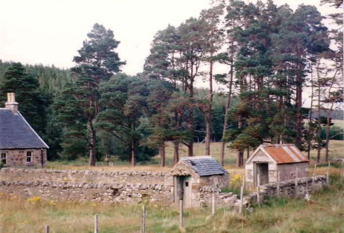 MHG51051 Dalarossie old school house outbuildings.JPG