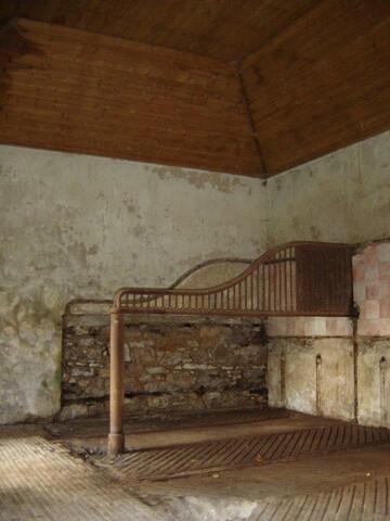 3. Inside stable - showing stall.jpg