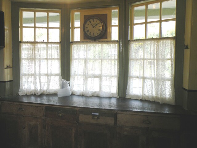 EHG3902_Booking office, bay window.JPG