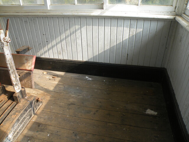 EHG3902_Top floor, skirting.JPG