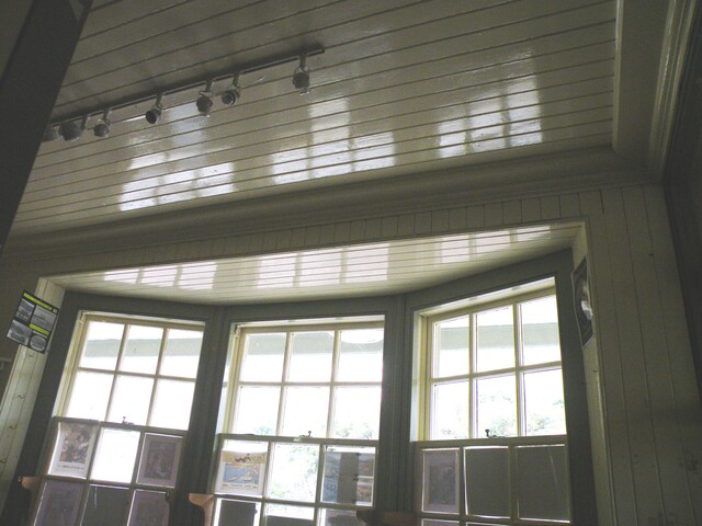 EHG3902_Waiting room, bay window.JPG