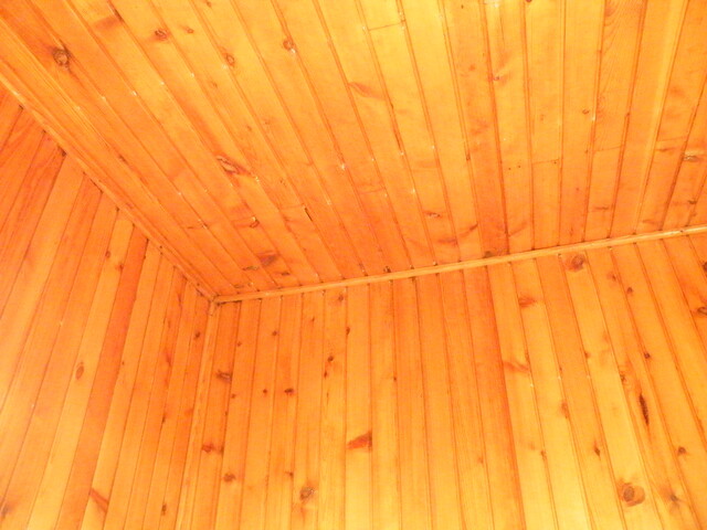 EHG3902_Waiting room, ceiling.JPG