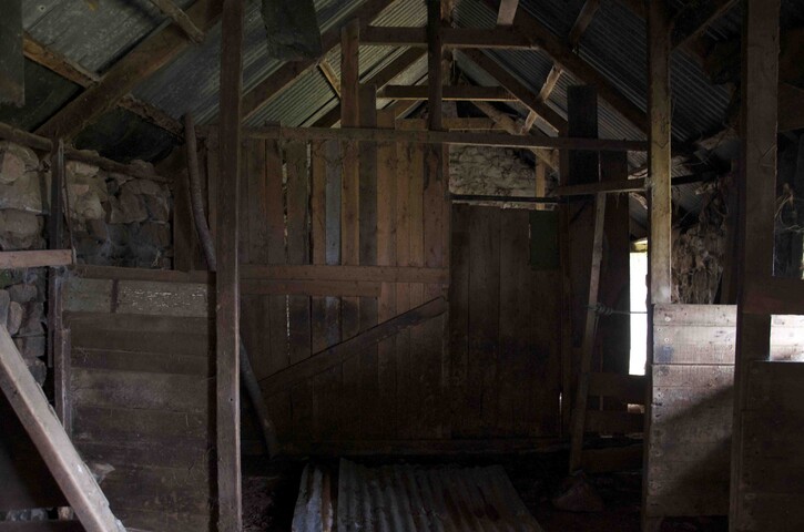 EHG3966_photo 9-Byre wooden partitions.jpg