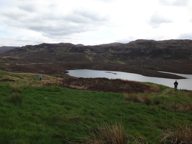 DSC00194 Auchtertyre Henge, people on opposite banks.jpg