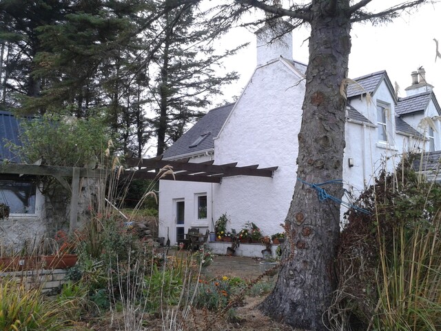 EHG4928_04_braeval_outbuilding in relation to house.jpg
